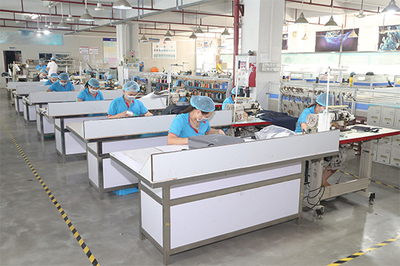 廣州雙肩背包定制工廠-26年代工定制